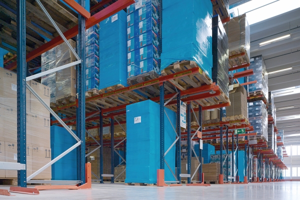 RATIONELL, GEORDNET UND STABIL Palettenregale dienen &uuml;berwiegend der Lagerung von G&uuml;tern wie Paletten und Beh&auml;ltern, die platzsparend &uuml;ber- und nebeneinander gelagert werden k&ouml;nnen.