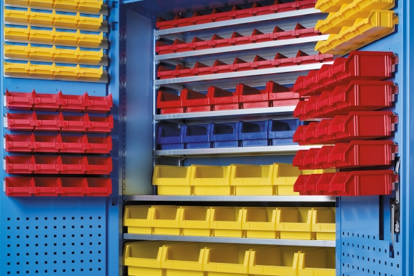 SMARTE SPEZIALISTEN Mit Beh&auml;lter- und Grossraumschr&auml;nken bietet LISTA zwei massgeschneiderte L&ouml;sungen f&uuml;r typische Lageranforderungen in Ihrem Betrieb.