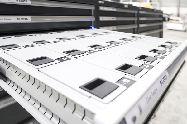 SICHER LAGERN. EFFIZIENT ARBEITEN. Mit elektronischen Zugriffskontrollsystemen von LISTA optimieren Sie Lagerung und Verwaltung von wichtigem Werkzeug und Material: sicher, effizient und zuverl&auml;ssig.