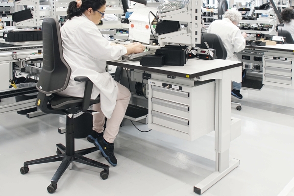 DER UNTERBAU FÜR JEDEN BEDARF Vielseitig und flexibel: Mit den Arbeitspl&auml;tzen von LISTA haben Sie die Wahl zwischen drei alternativen Unterbauten f&uuml;r Ihr LISTA Arbeitsplatzsystem.